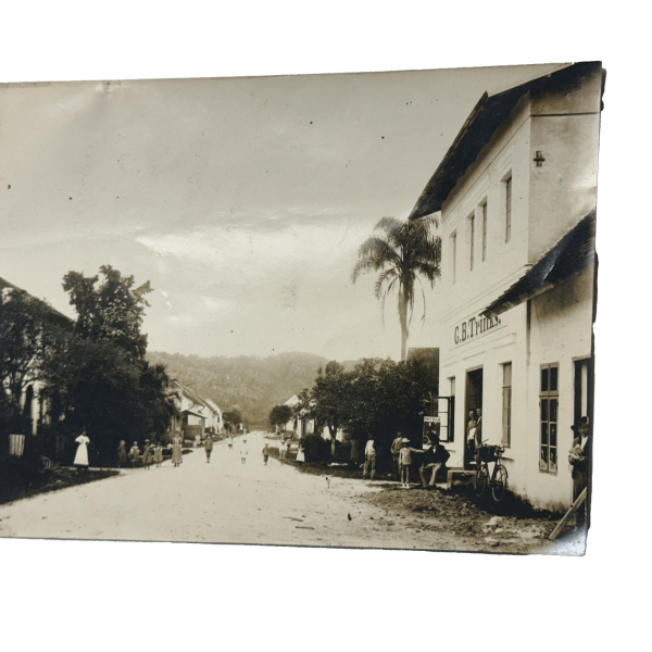 IMG_2119 - Rua do Meio "Mittelweg", atual Rua Quinze de Novembro, em direção à Rua do Príncipe, ao fundo Morro da Boa Vista, na direita, a residência e comércio de G.B. Trinks, 1906