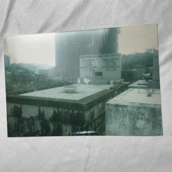 IMG_2132 Fotos de lápides da família com registro dos falecimentos de esposa Gretchen, a filha Eva e o genro Horst Pollack e demais familiares, assim como convite para despedida de familiar, recordações muito usuais na cultura germânica.