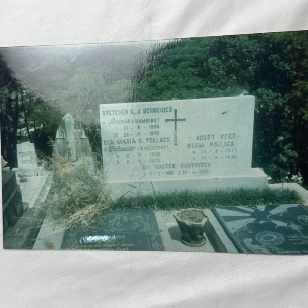 IMG_2133 Fotos de lápides da família com registro dos falecimentos de esposa Gretchen, a filha Eva e o genro Horst Pollack e demais familiares, assim como convite para despedida de familiar, recordações muito usuais na cultura germânica.