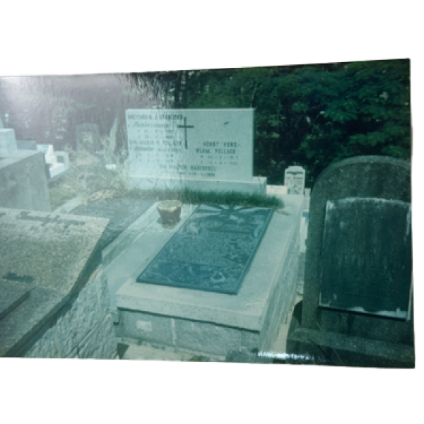 IMG_2134 Fotos de lápides da família com registro dos falecimentos de esposa Gretchen, a filha Eva e o genro Horst Pollack e demais familiares, assim como convite para despedida de familiar, recordações muito usuais na cultura germânica.