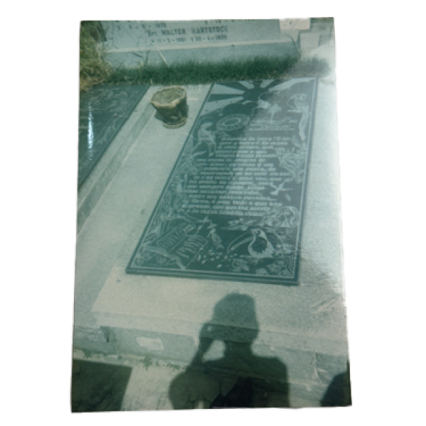 IMG_2135 Fotos de lápides da família com registro dos falecimentos de esposa Gretchen, a filha Eva e o genro Horst Pollack e demais familiares, assim como convite para despedida de familiar, recordações muito usuais na cultura germânica.