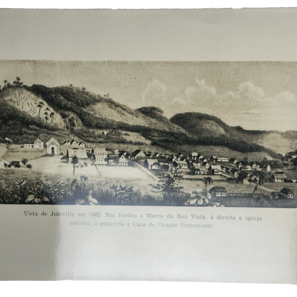 IMG_2192 - Vista de Joinville em 1862. Nos fundos o Morro da Boa Vista, à direita a igreja católica, à esquerda a Casa de Oração Protestante.