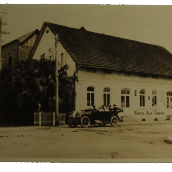IMG_3451 – Vista frontal da Casa do Aço onde se lê: “Ferros Aço, Tintas Rebolos e Arados”, s.d.